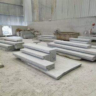 盐城 整石台阶（大面火烧+侧面自然面），出货前厂内拼装