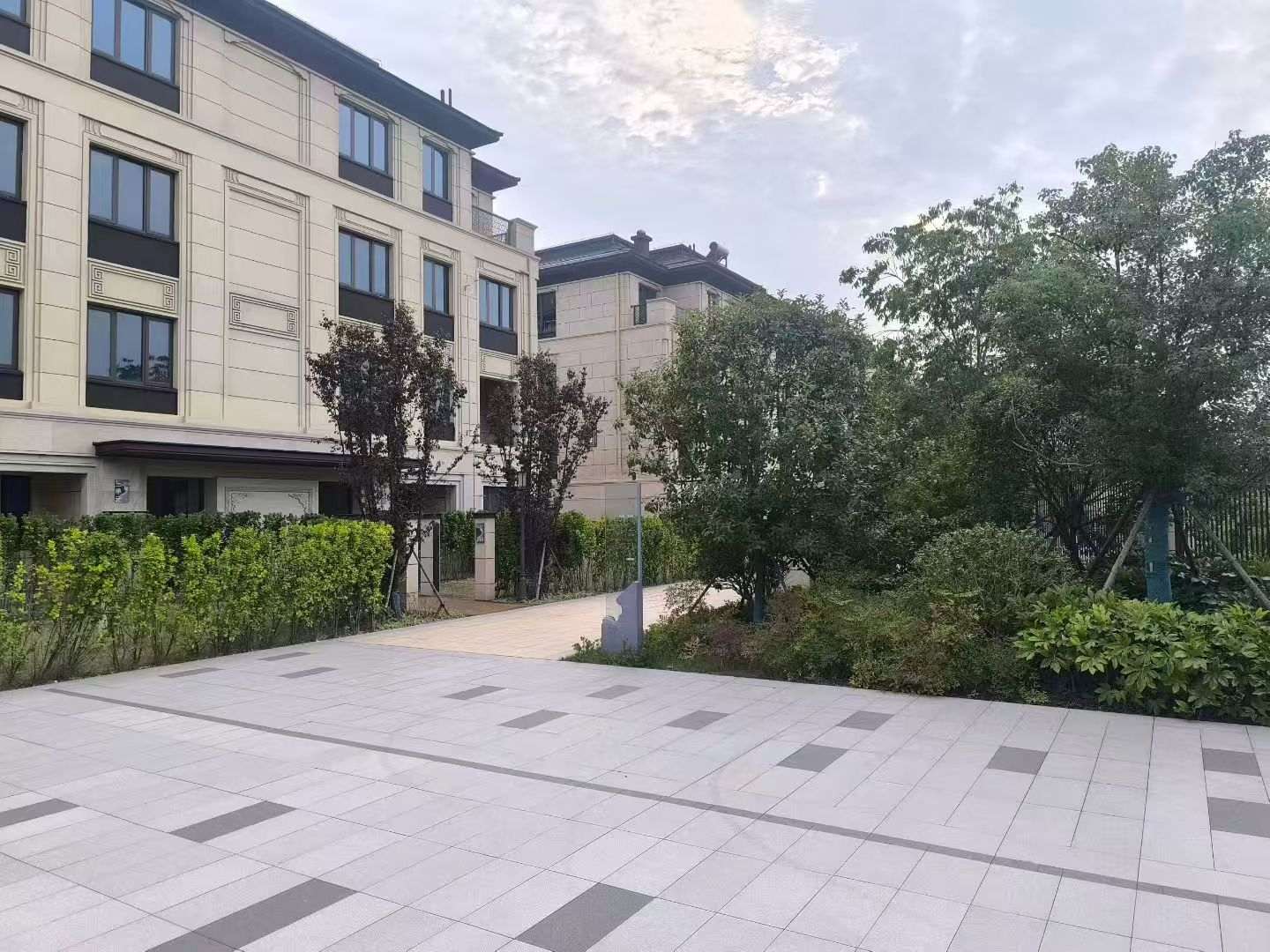 盐城 芝麻白与芝麻白搭配铺装，尺寸1200*600