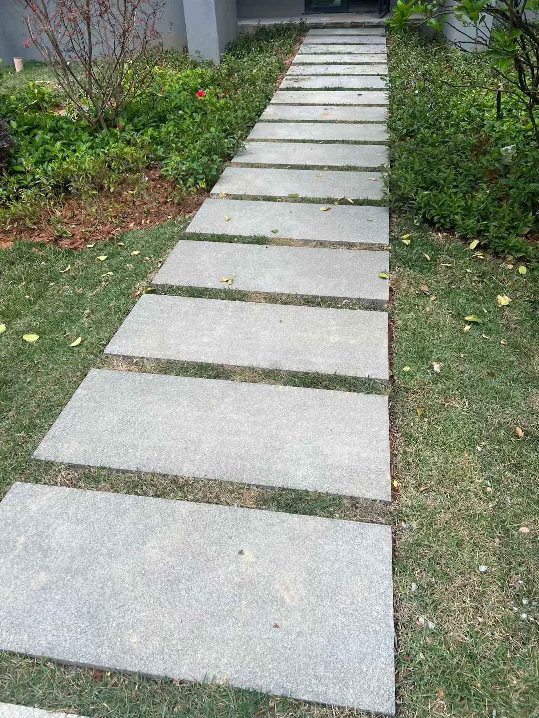 盐城 芝麻黑小区踏步、汀步石铺装效果